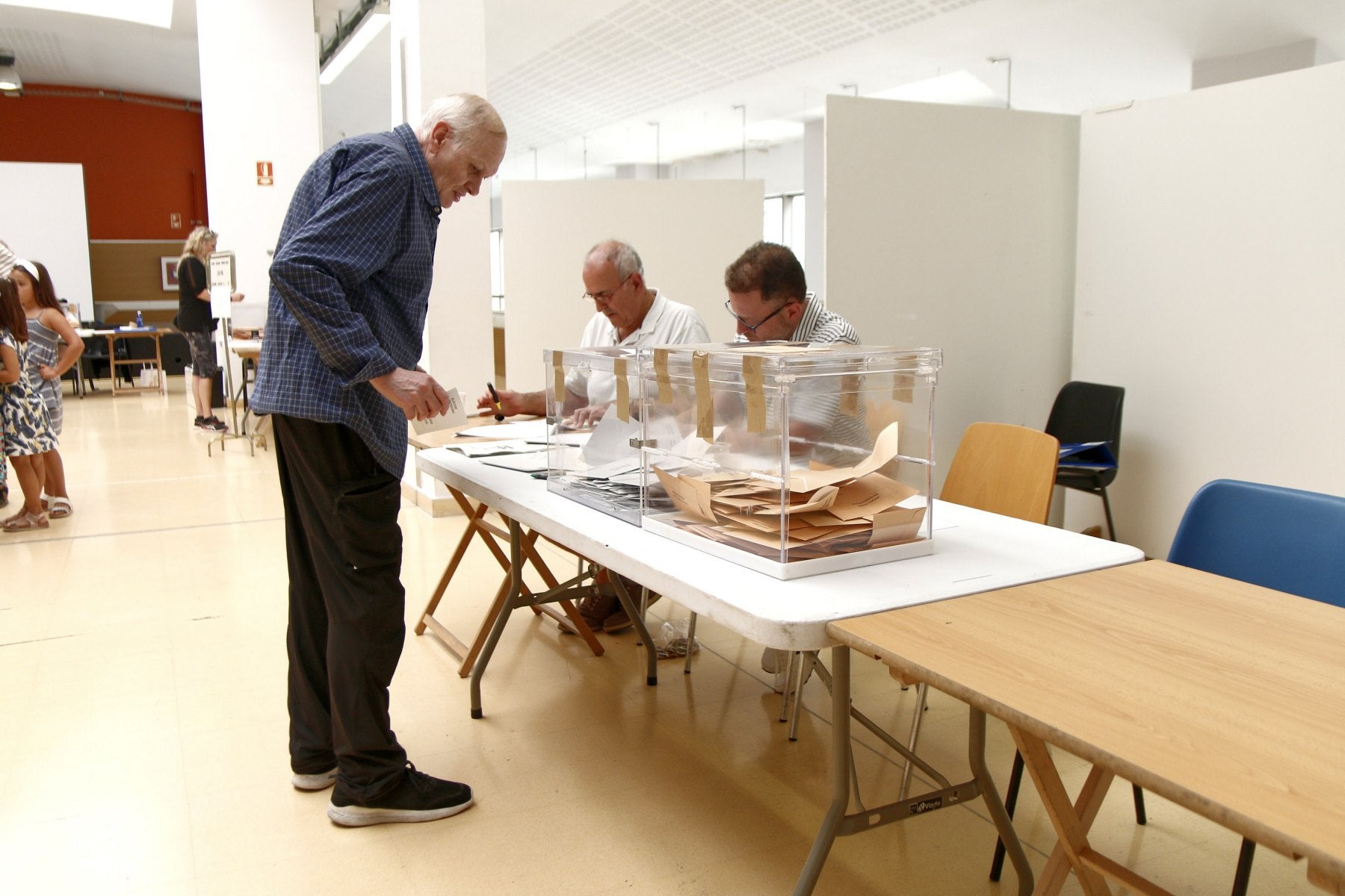 Un ciudadano ejerce su derecho al voto en Errenteria.