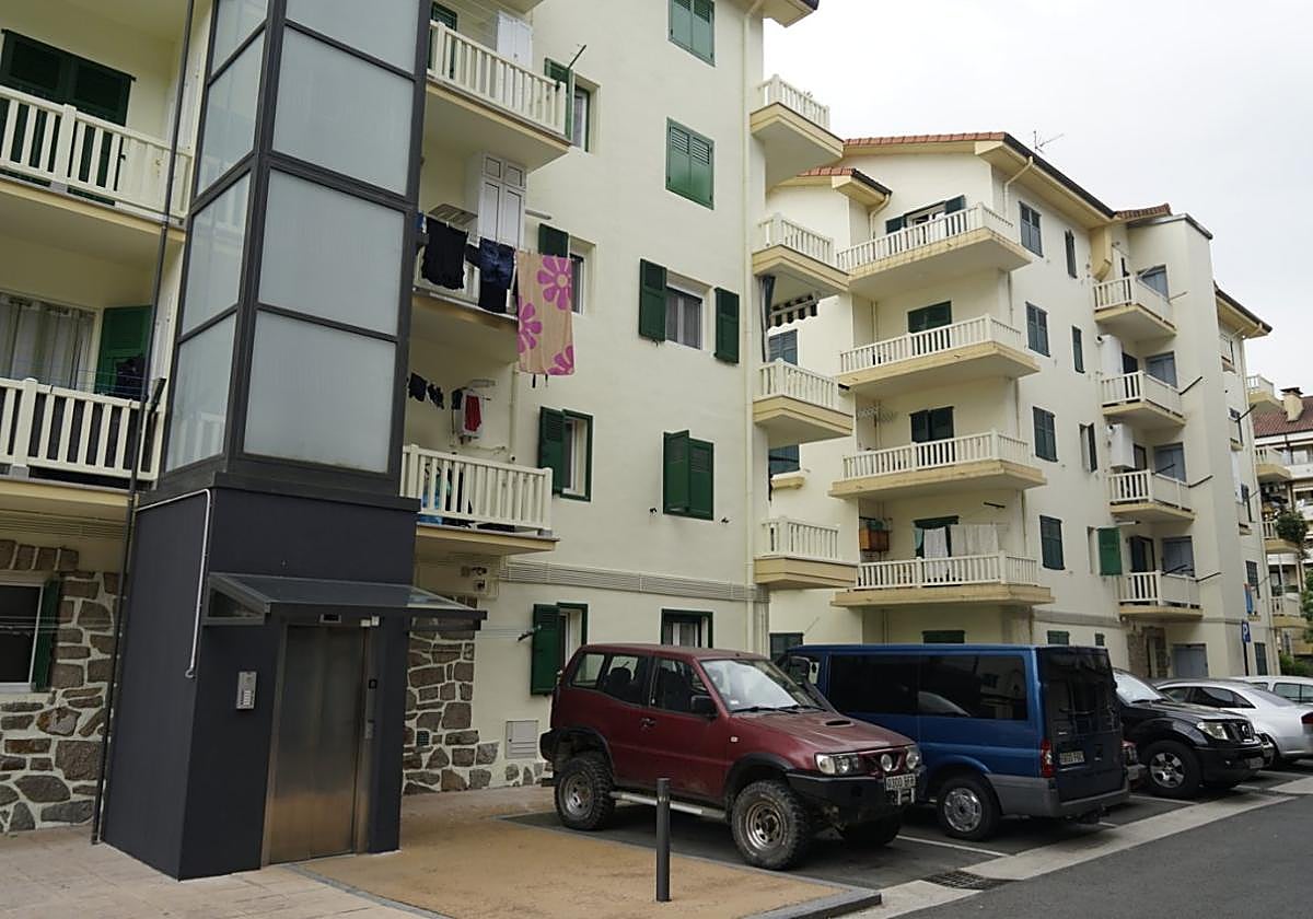 Imagen de los ascensores colocados en la calle Foru para facilitar el acceso de sus vecinos.