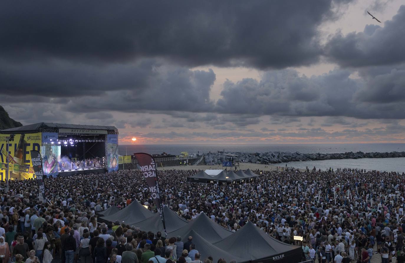 Imagen de La Zurriola durante el show inaugural de Village People el pasado viernes.