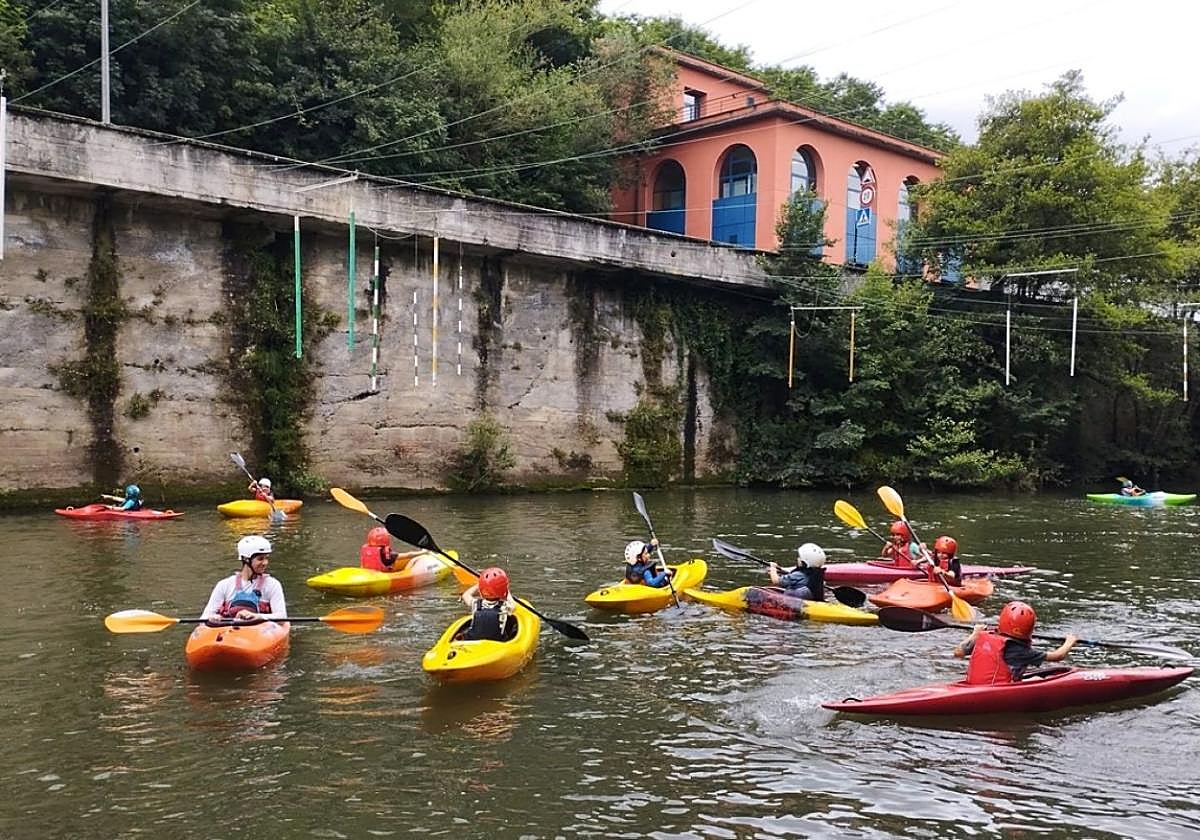 La pista de entrenamiento de Beti Busti en Labegaraieta ha acogido las actividades de piragüismo.