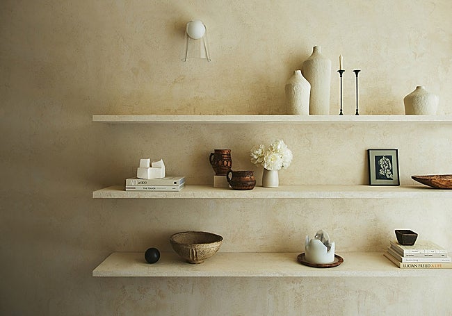 Mezcla de antigüedades y piezas contemporáneas en una de las estanterías de la tienda.