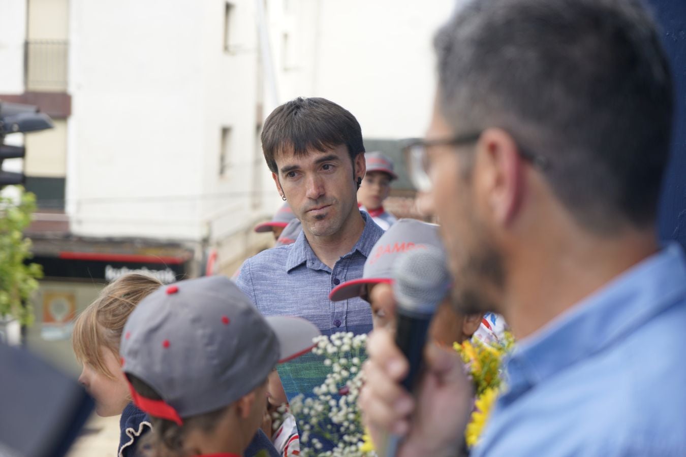 Ion Izagirre recibe el cariño de su pueblo