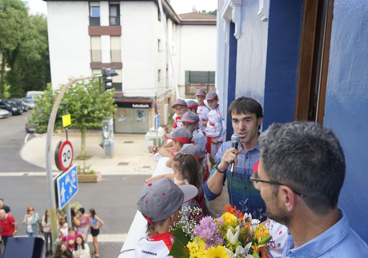 Ion Izagirre recibe el cariño de su pueblo