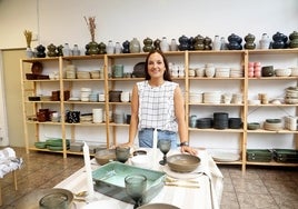 María, dueña de Néboa Home, posa en la tienda junto a los variados objetos que tiene a la venta.