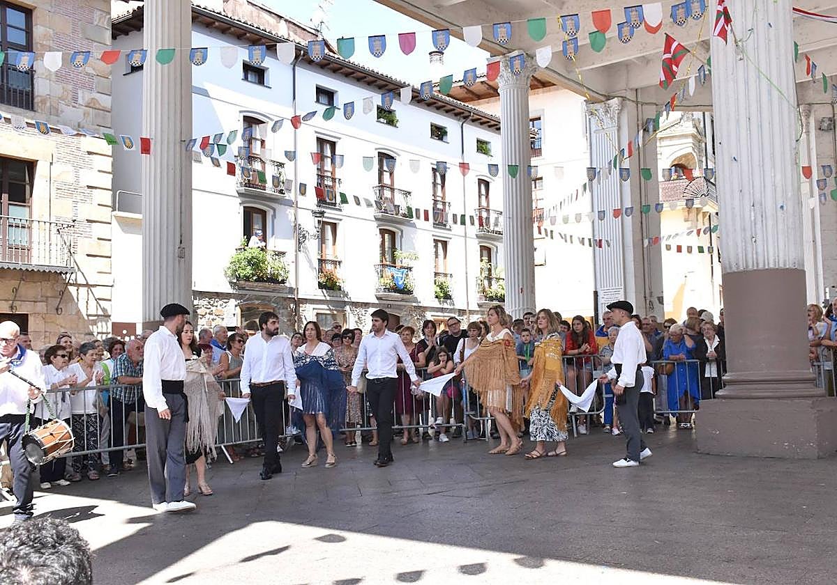 La esku-dantza de los santaneros en la Plaza Mayor de Ordizia este juefes.