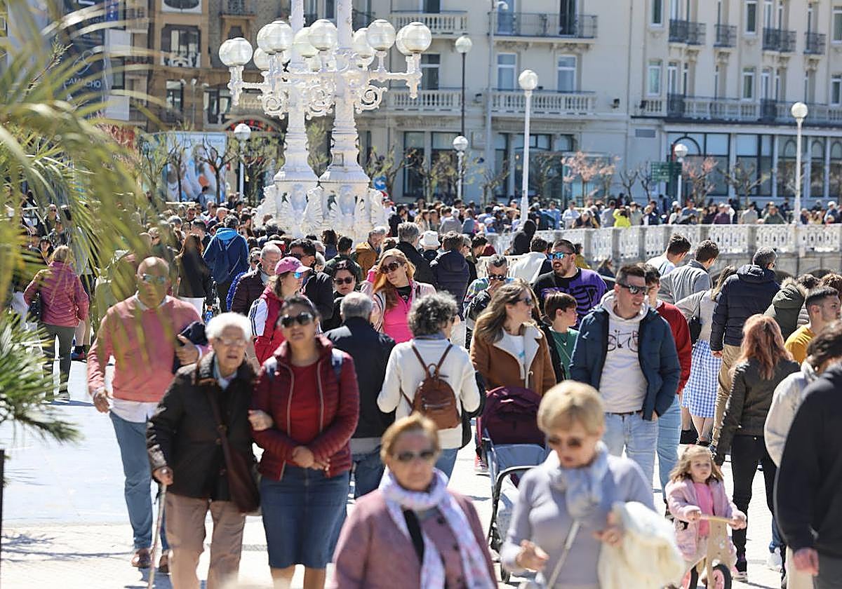 Los turistas abarrotaron San Sebastián durante la Semana Santa, cuando el tiempo acompañó.