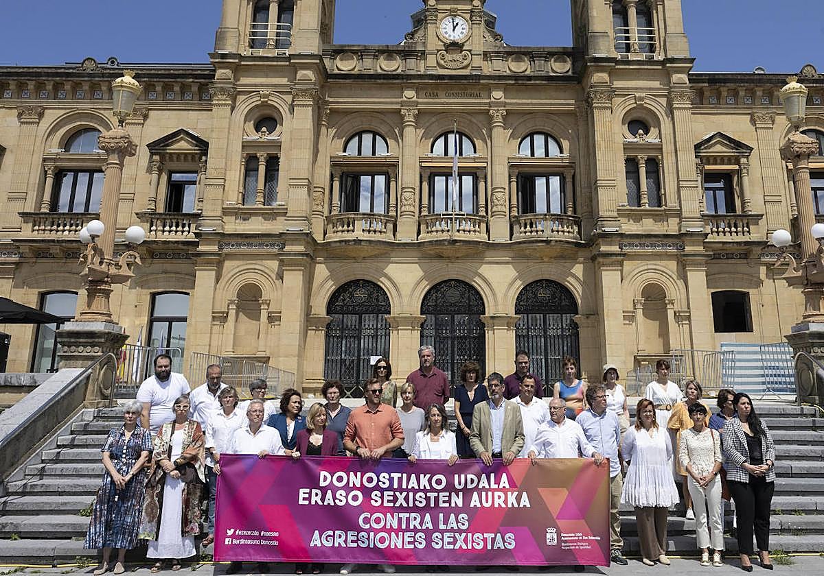 Representantes del Ayuntamiento de San Sebastián y de la Diputación de Gipuzkoa, este mediodía en Alderdi Eder.