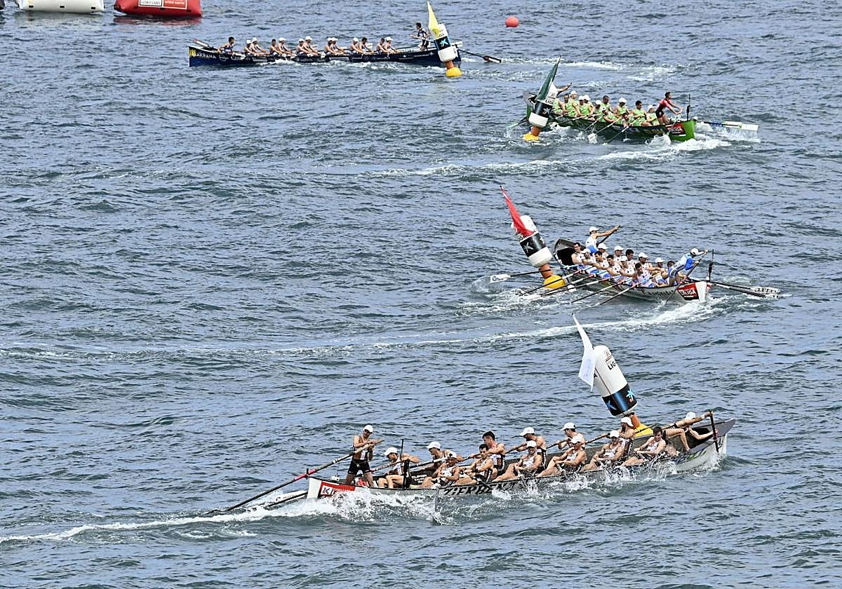 Getaria, Donostiarra, Hondarribia y Urdaibai maniobran a la llegada a la ciaboga.