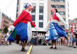 Dos gigantes bailan en Loiola, este viernes tras el chupinazo de las fiestas del barrio. p