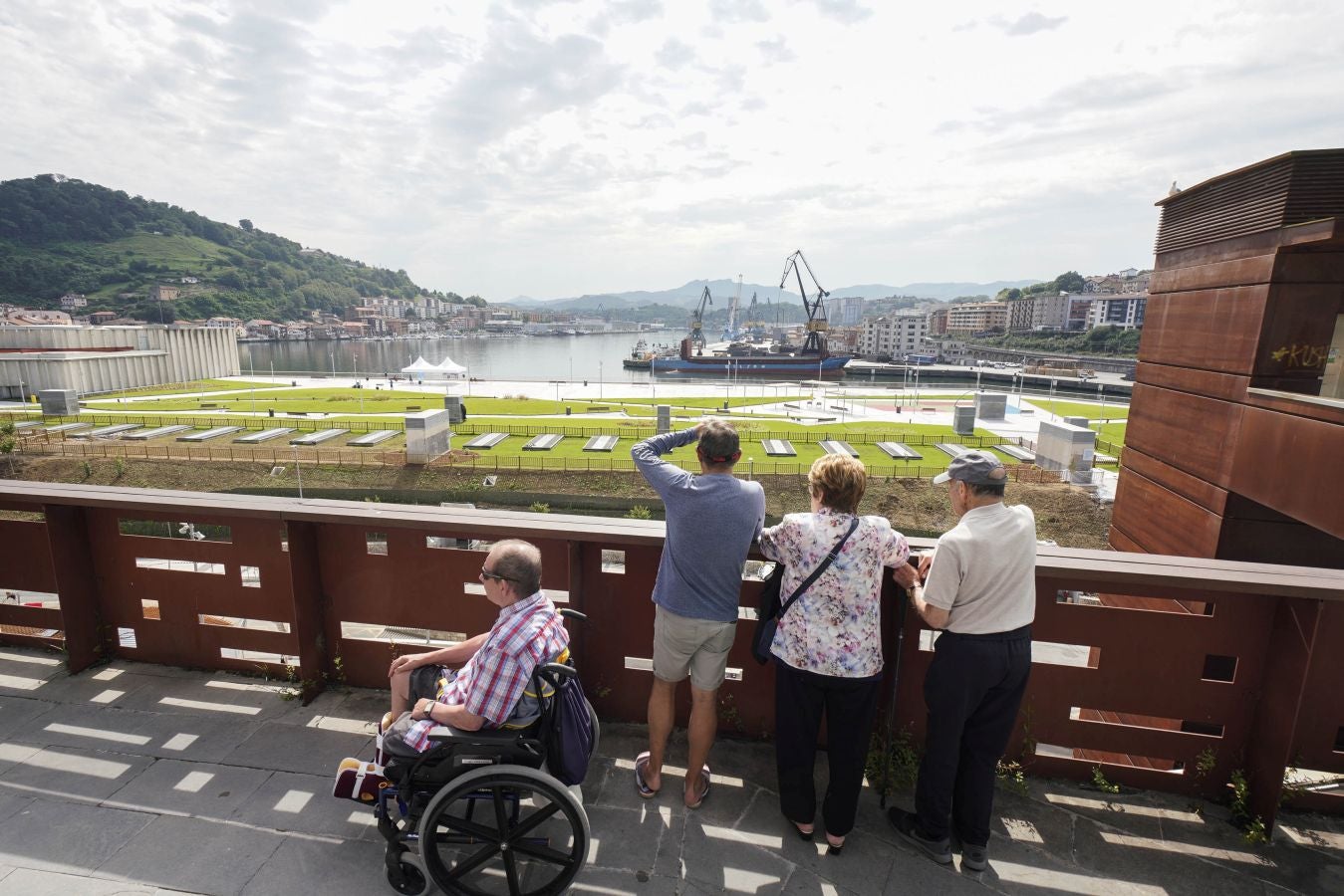 Así es la nueva plaza pública en la cubierta de la lonja de Pasaia