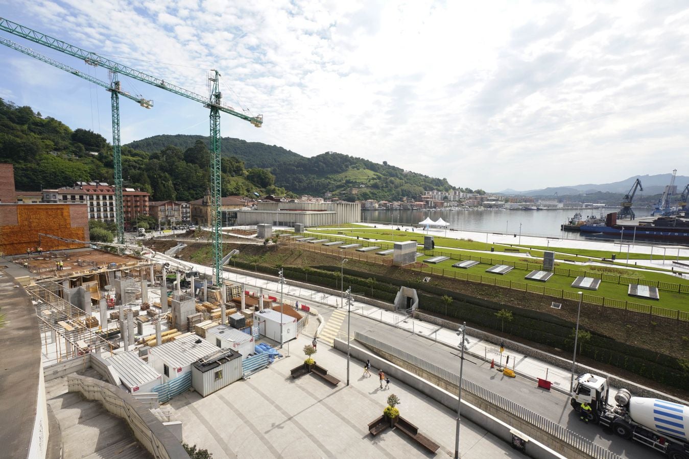 Así es la nueva plaza pública en la cubierta de la lonja de Pasaia