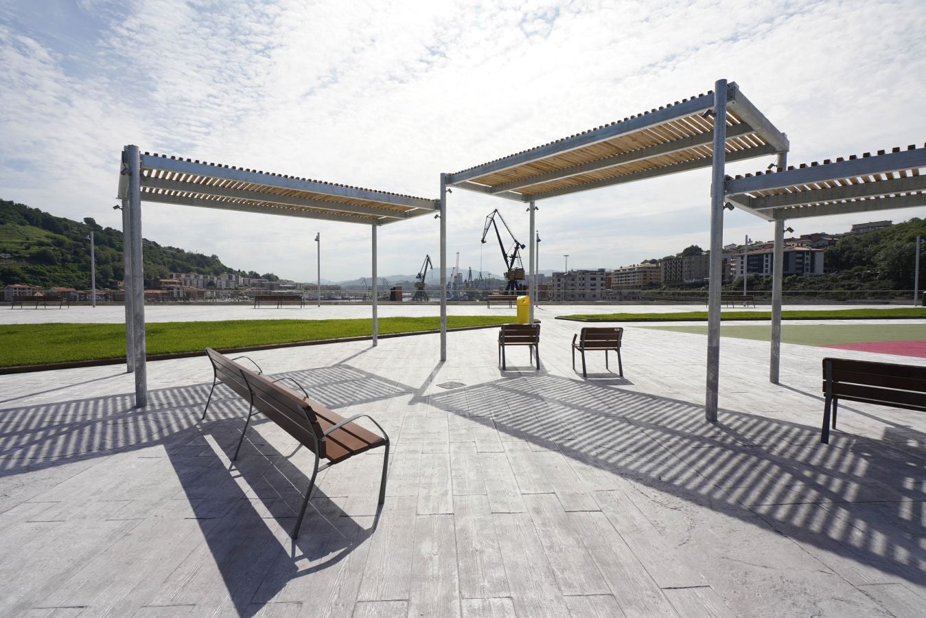 Así es la nueva plaza pública en la cubierta de la lonja de Pasaia