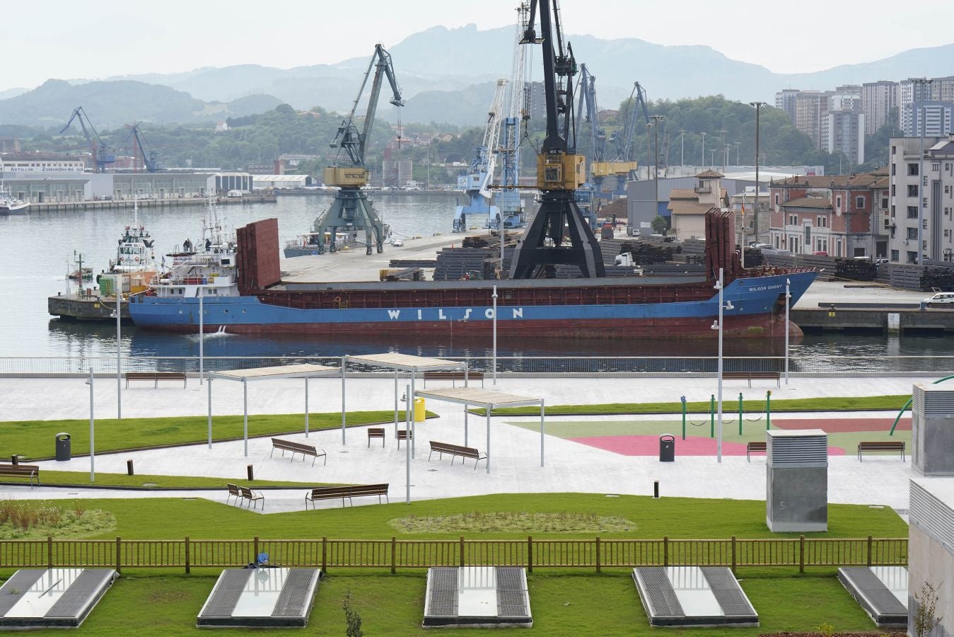 Así es la nueva plaza pública en la cubierta de la lonja de Pasaia