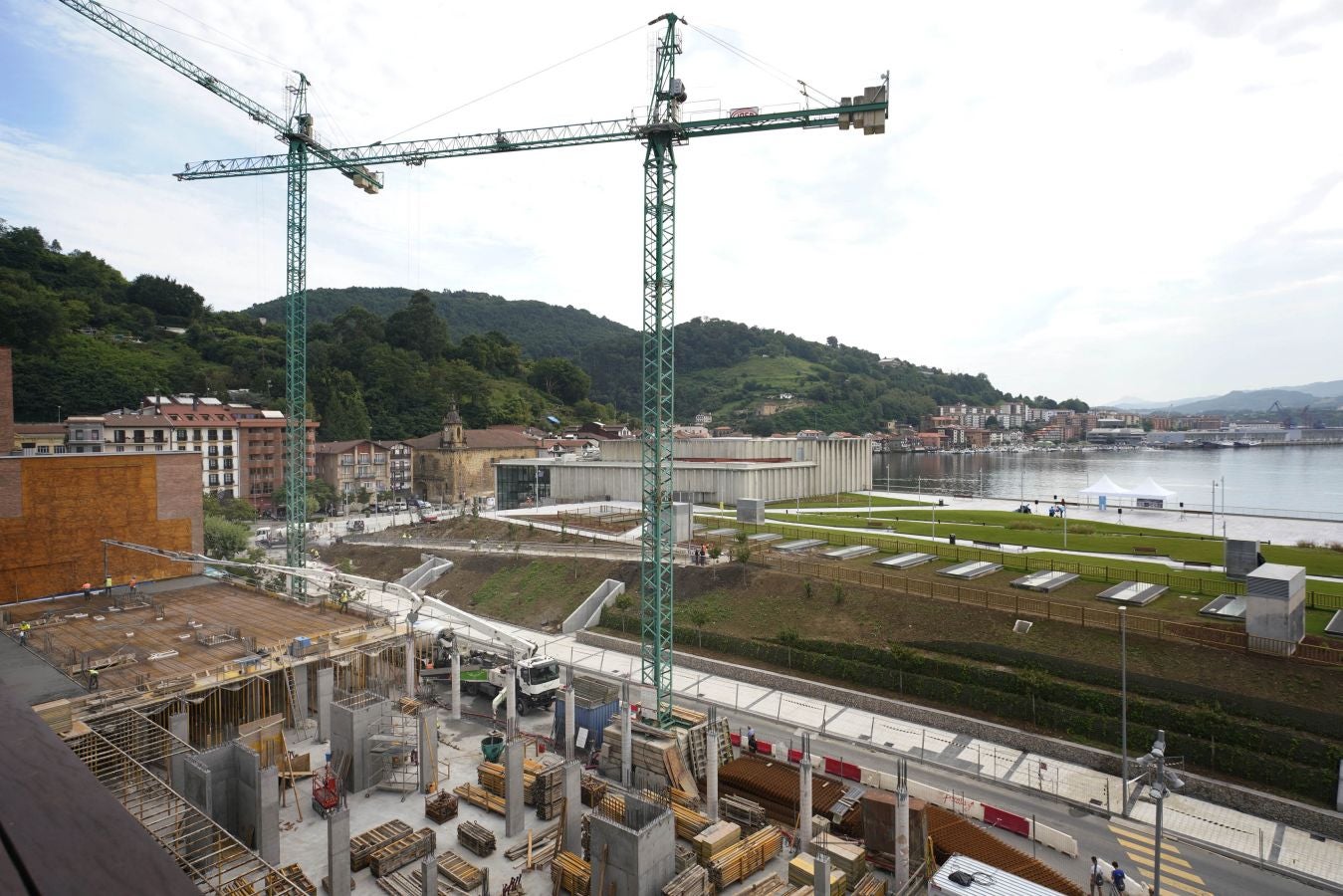 Así es la nueva plaza pública en la cubierta de la lonja de Pasaia