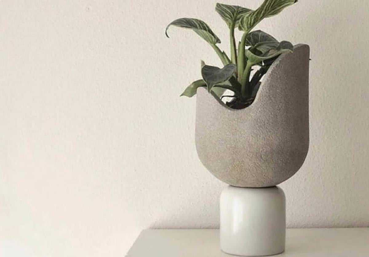 Jarrón con formas irregulares de Ura.