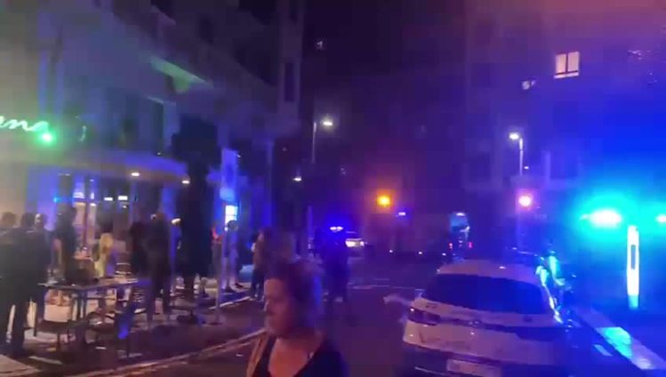 Personal y clientes de un bar reducen a un hombre tras una pelea en la terraza de un local en Donostia