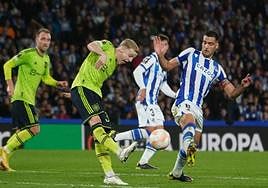 Donny Van de Beek despeja un balón ante la presión de Mikel Merino en el partido de fase de grupos de Europa League de esta pasada temporada.