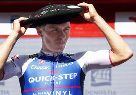 Remco Evenepoel, colocándose la txapela tras ganar la pasada edición de La Clásica San Sebastián.