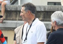 Miguel Indurain habla con Pello Bilbao al lado de Marino Lejarreta.