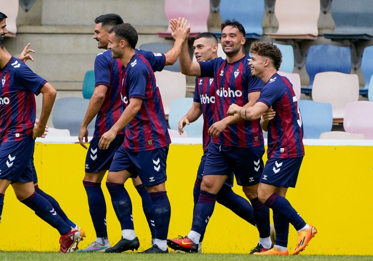 Los armeros celebran uno de los goles de Quique González.