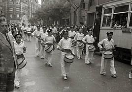 Tamborrada de Umore Ona por la calle Miracruz.