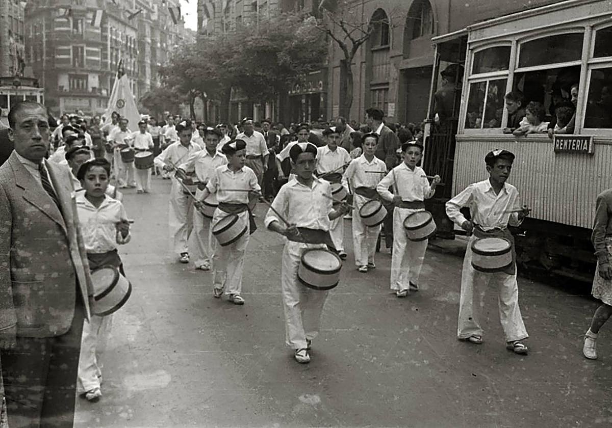 Tamborrada de Umore Ona por la calle Miracruz.