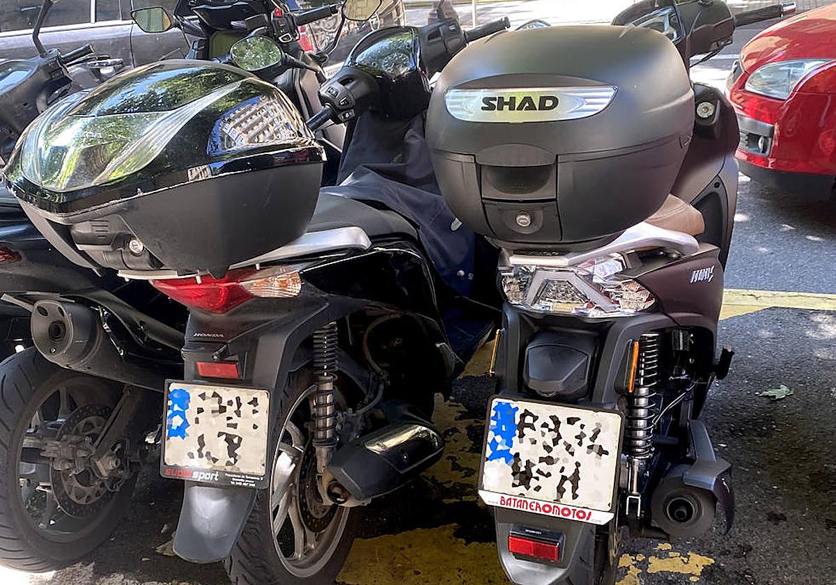 Una lectora nos envía esta imagen con la correspondiente denuncia. Se trata de varias motos estacionadas «a la una menos cuarto, ocupando las plazas de discapacitados al lado del Koldo Mitxelena, en la calle Urbieta». En opinión de Isabel V. de S., este es un «ejemplo de incivismo e incumplimiento de las normas, una vez más».