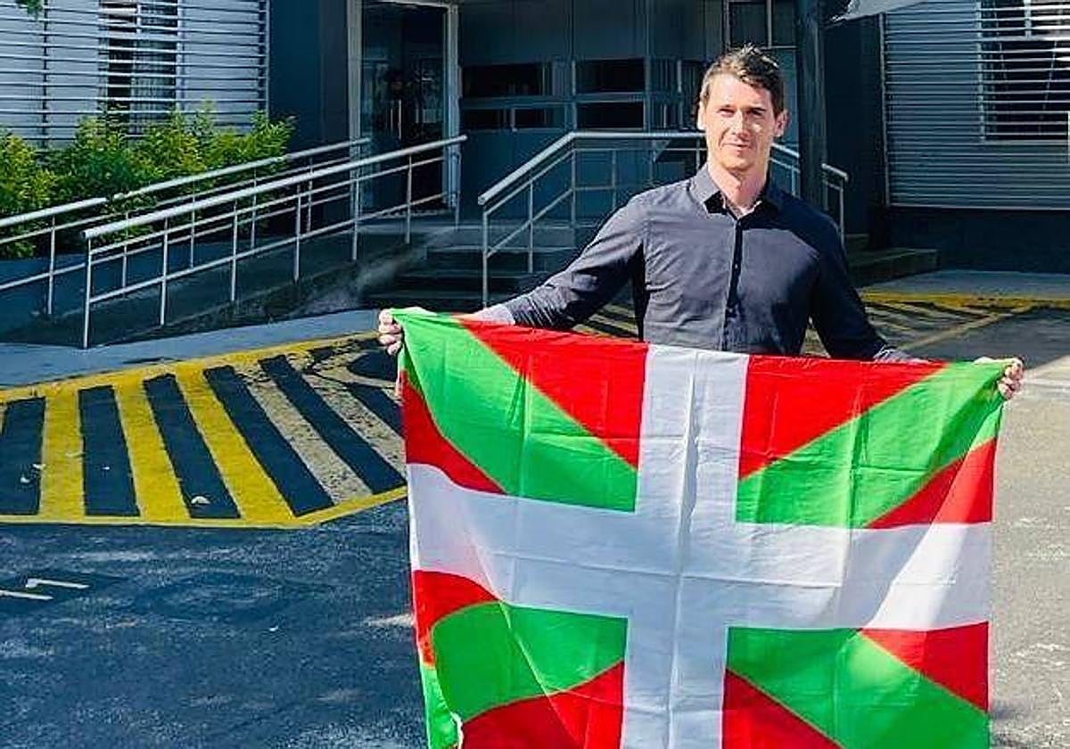 Enaitz Olaeta, ante la sede donde iba a tener lugar la asamblea.