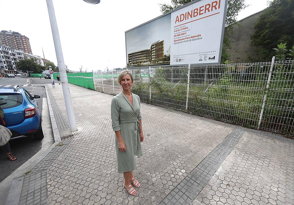 Rakel San Sebastian, junto a las recién iniciadas obras de Adinberri en Pasaia.