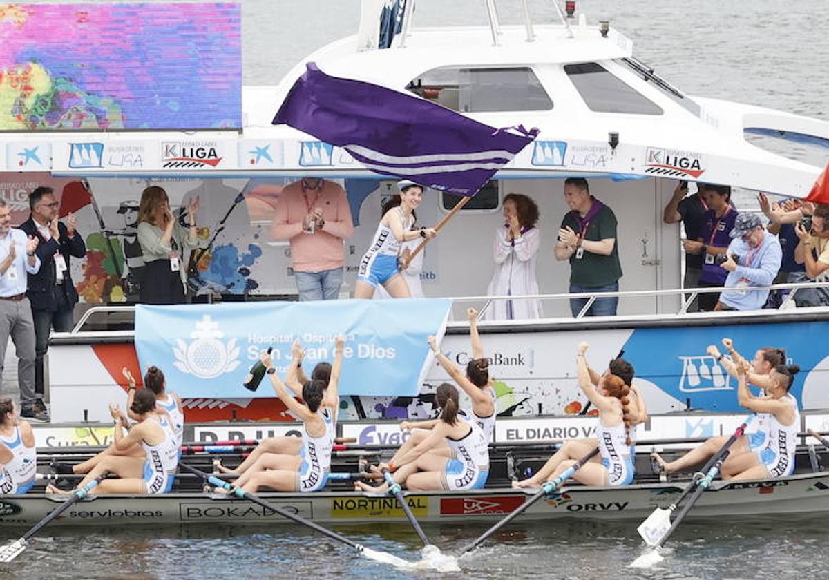 Nerea Pérez ondea la bandera de Santurtzi y las remeras de Donostiarra lo celebran.