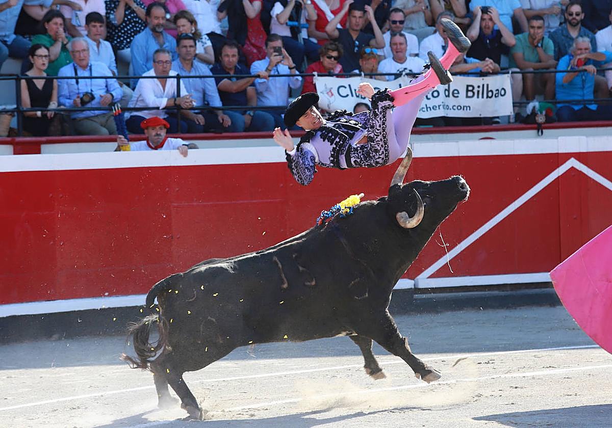 Cándido Ruiz, banderillero de David de Miranda, sufrió una cogida con dos trayectorias que le interesaron la ingle y el abdomen este lunes en Azpeitia.