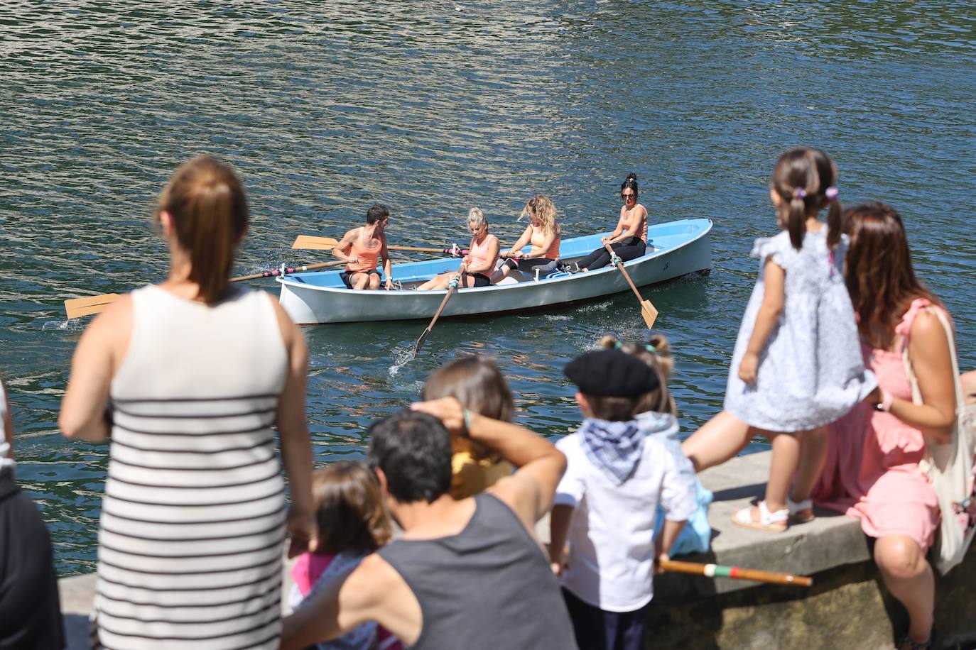 Homenaje a las bateleras en Pasaia