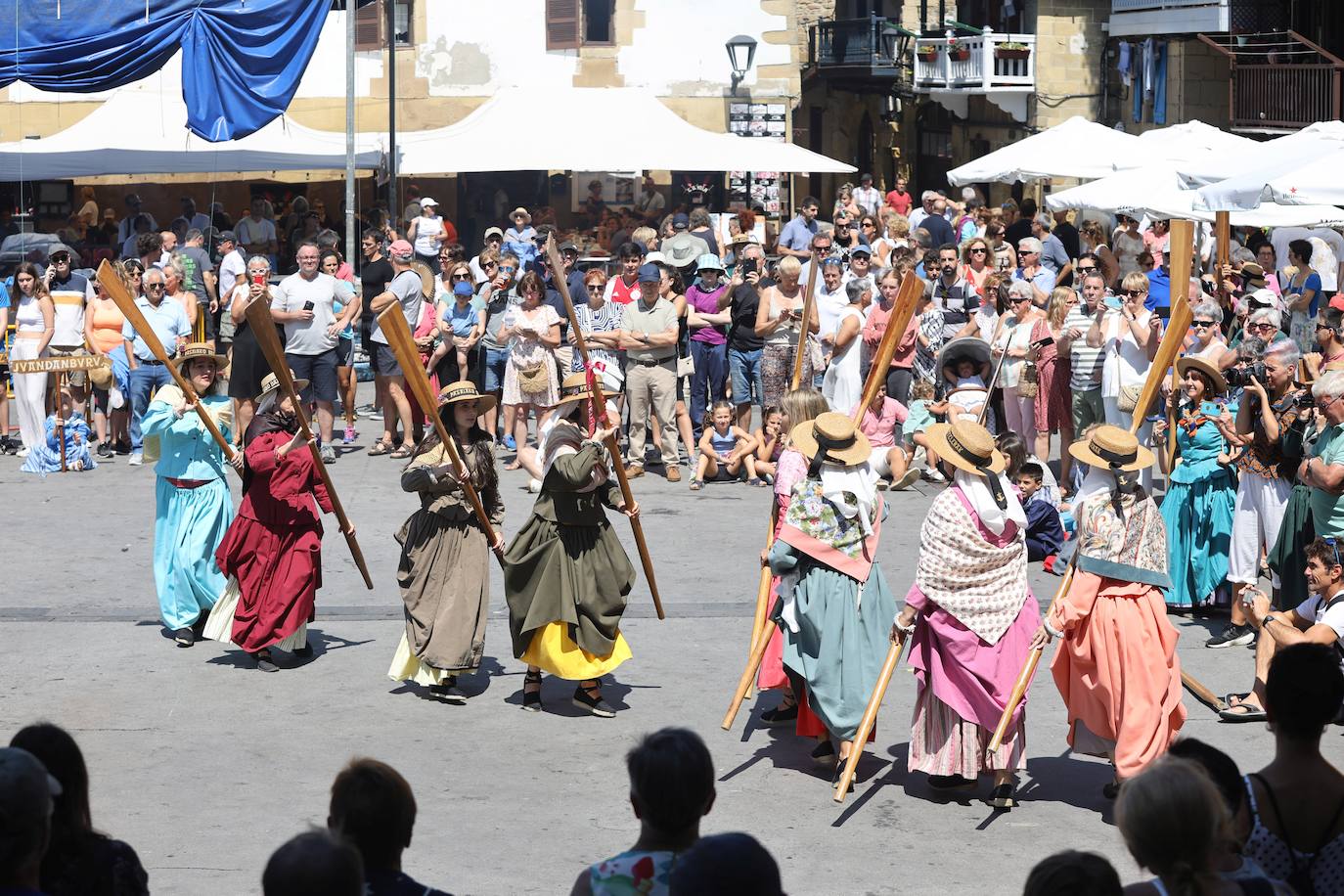 Homenaje a las bateleras en Pasaia