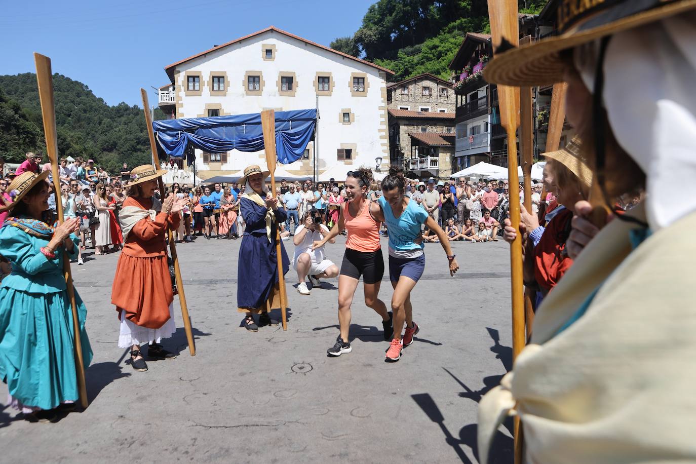 Homenaje a las bateleras en Pasaia