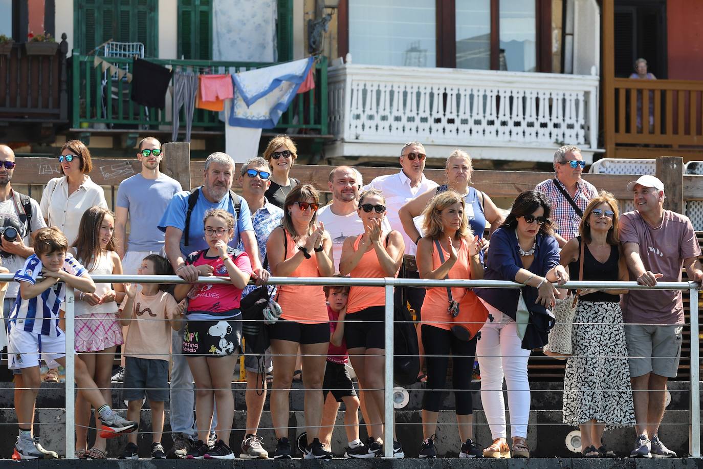 Homenaje a las bateleras en Pasaia