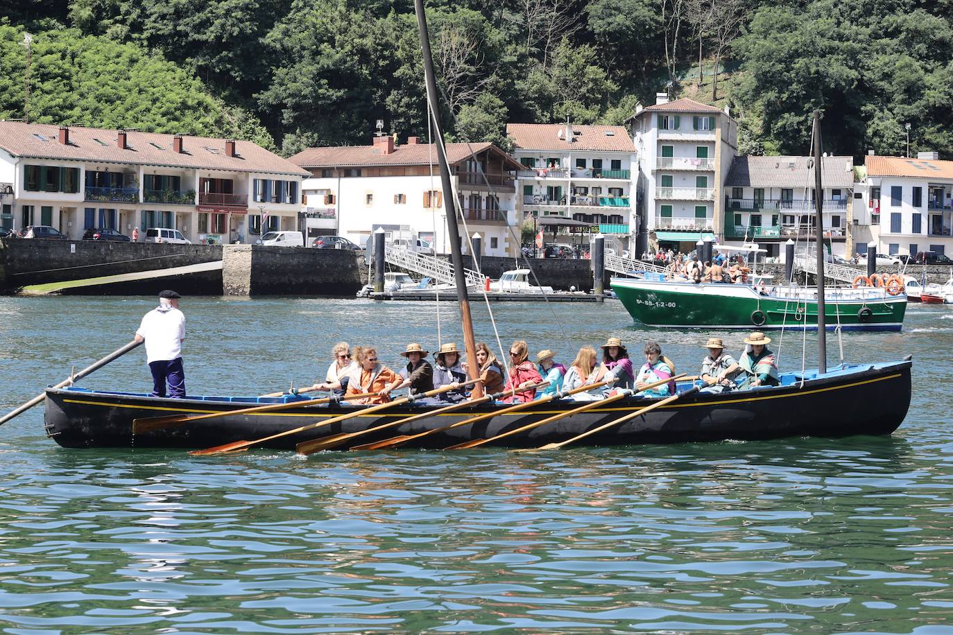 Homenaje a las bateleras en Pasaia