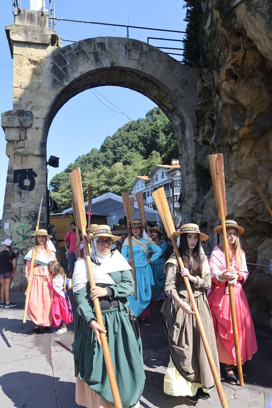 Homenaje a las bateleras en Pasaia