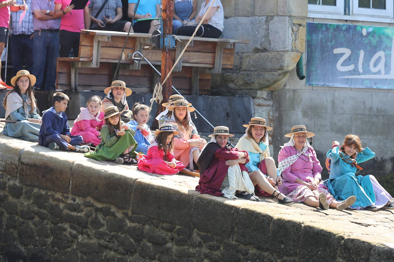 Homenaje a las bateleras en Pasaia