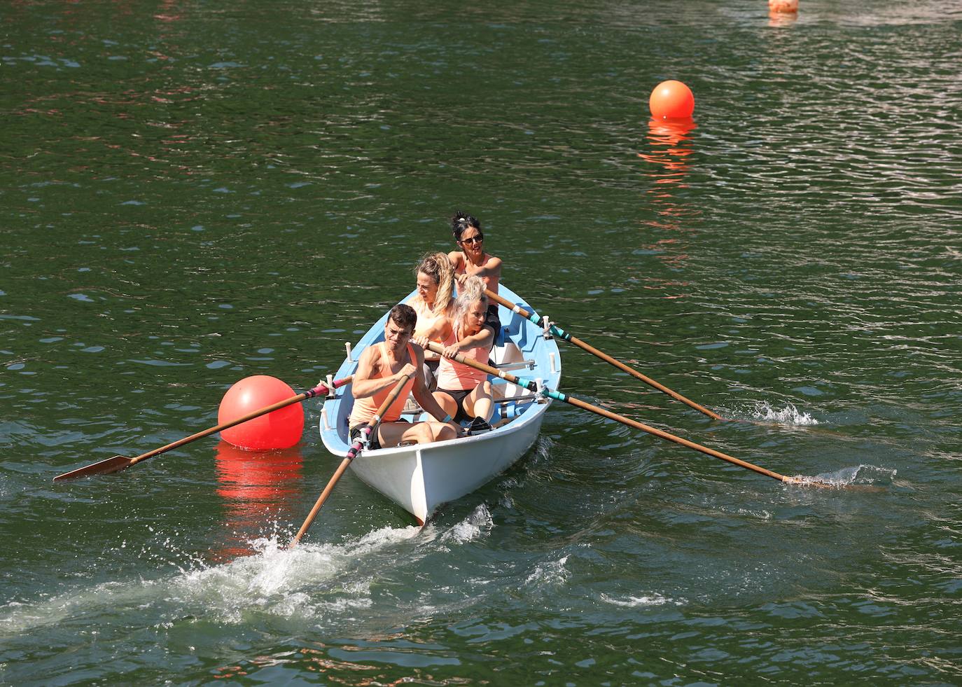 Homenaje a las bateleras en Pasaia