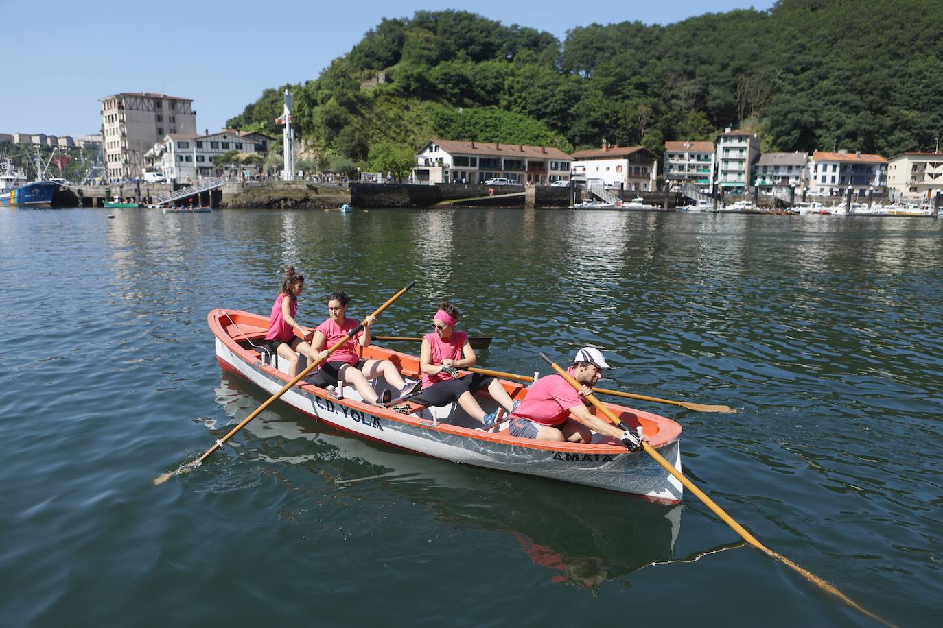 Homenaje a las bateleras en Pasaia
