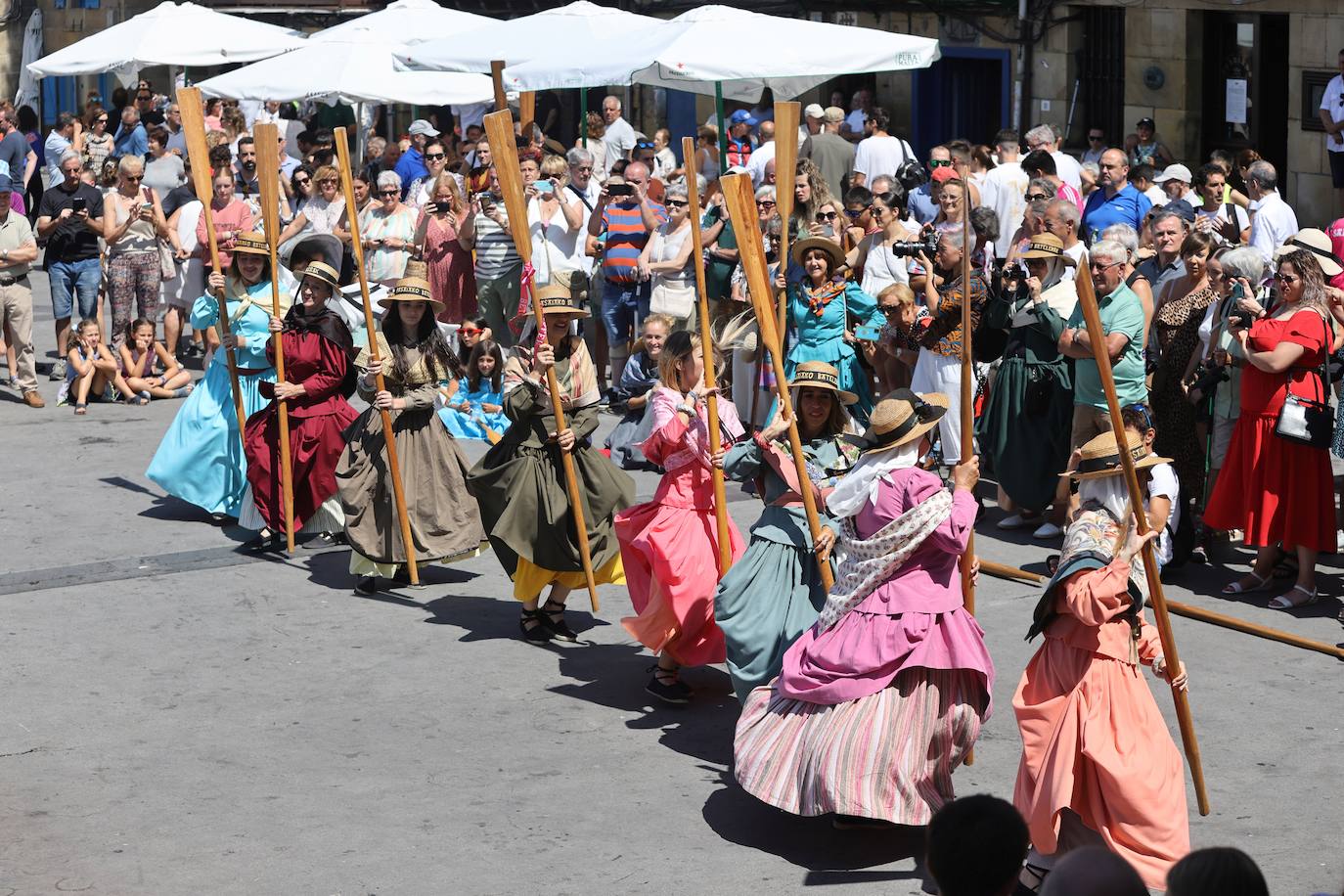 Homenaje a las bateleras en Pasaia