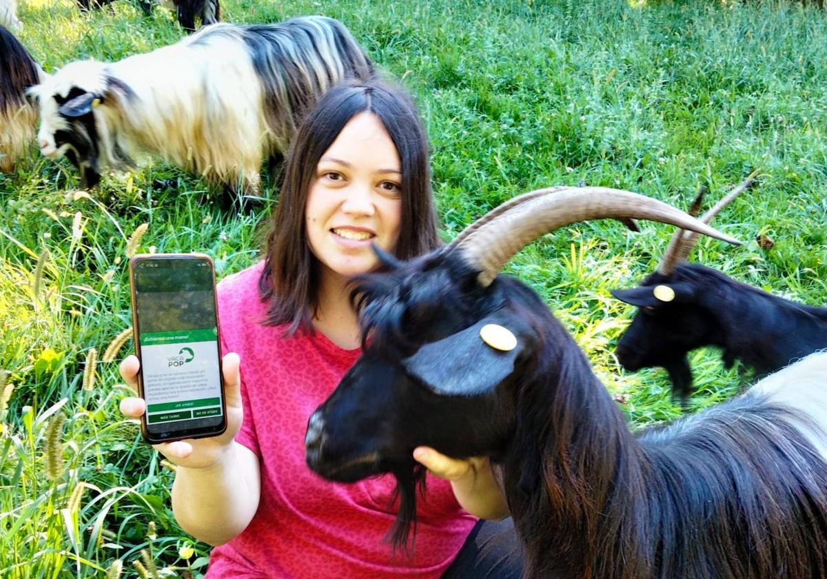 Ixiar Altuna con una de las cabras de su caserío en Amezketa