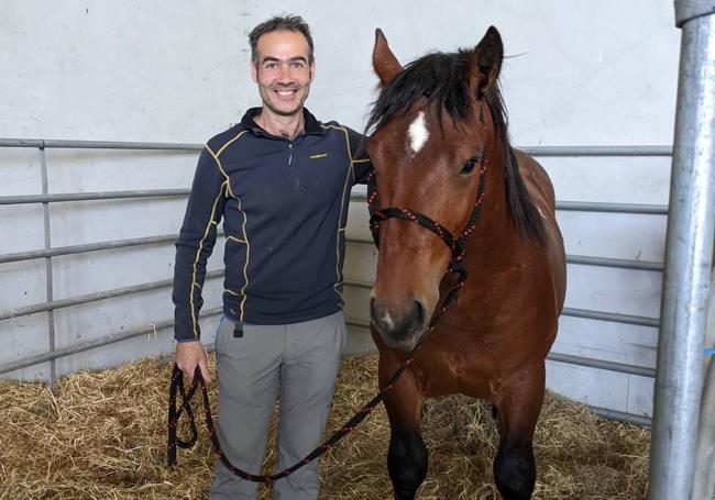 Jon Zubizarreta junto a uno de sus caballos