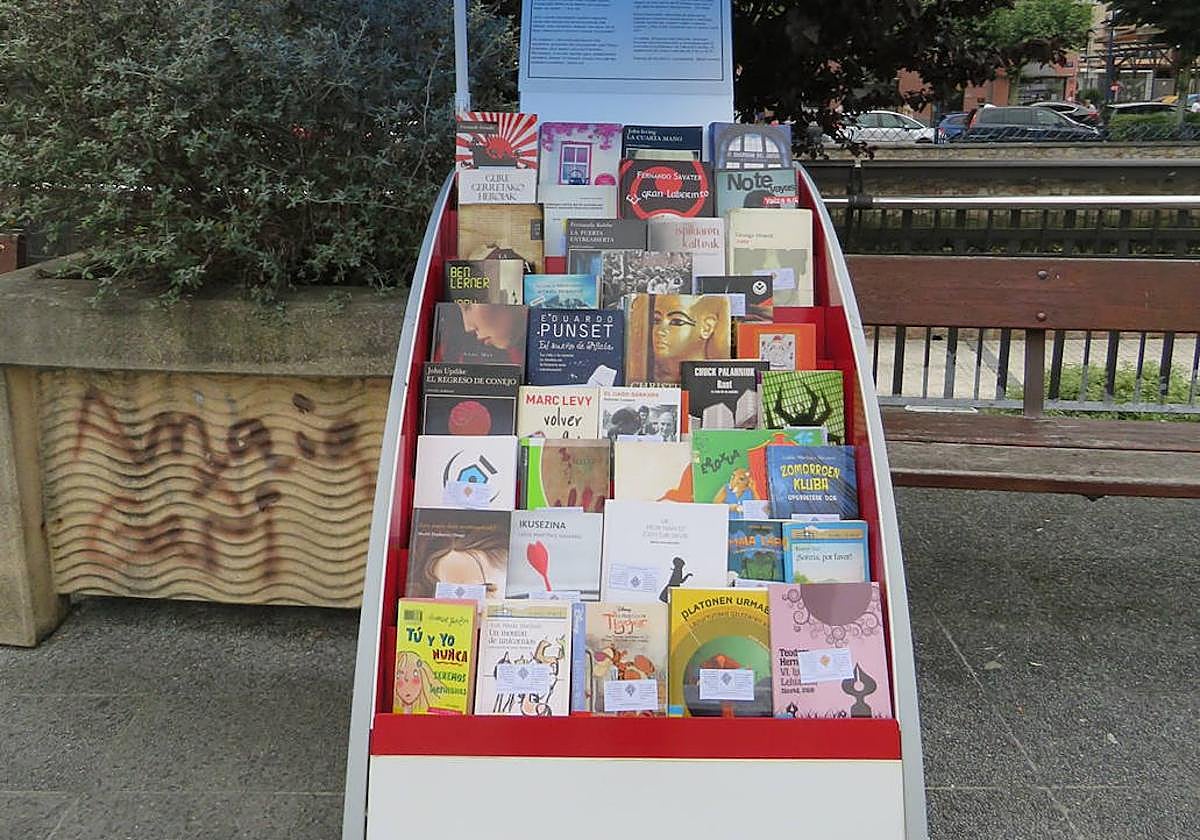 Carro con libros en plaza Gernika.