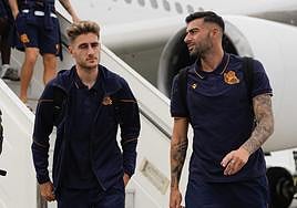 Los jugadores de la Real, tras aterrizar en Monterrey, México