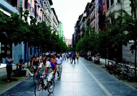 Fotomontaje que recrea cómo podría quedar una calle Rondilla peatonalizada.