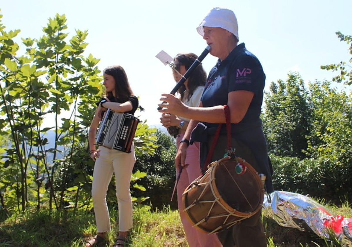 Instantes de la misa, el homenaje, los bertsolaris y la música de txistu y trikitxa en la jornada de ayer en Santa Bárbara.