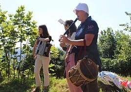 Instantes de la misa, el homenaje, los bertsolaris y la música de txistu y trikitxa en la jornada de ayer en Santa Bárbara.