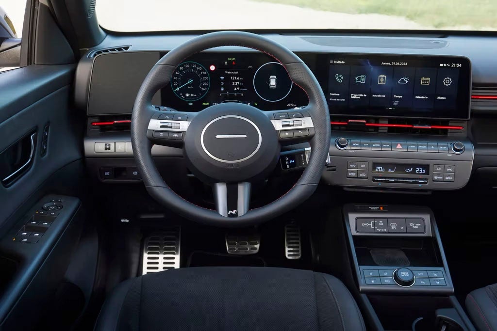 El salpicadero del nuevo Hyundai KONA es limpio y agradable con una doble pantalla que ofrece todo lo necesario