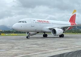 Un avión de la compañía Iberia en la pista del aeropuerto hondarribiarra.